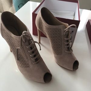 Salvatore Ferragamo Paonessa Beige Suede LaceUp 9B